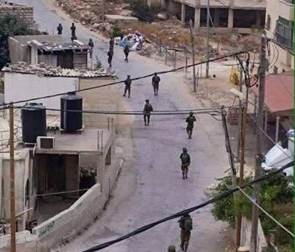 الاحتلال يداهم منزل منفذ عملية 