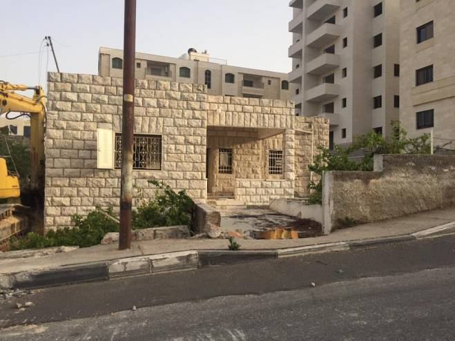 جرافات ضخمة تلتهم ذاكرة مدينة البيرة