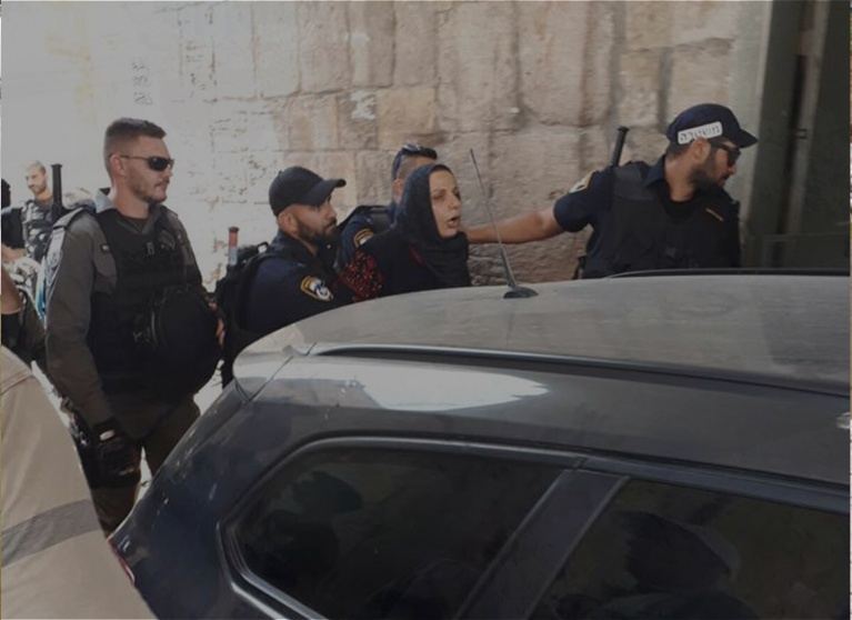الاحتلال يهاجم المحتجين قرب الأقصى ويعتقل مواطنة وطفلا