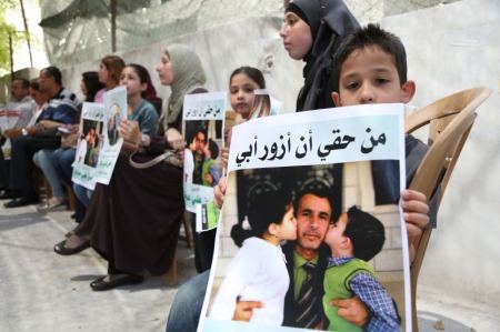 الخليل: الاحتلال يمنع عائلات أسرى أضربوا عن الطعام من الزيارة