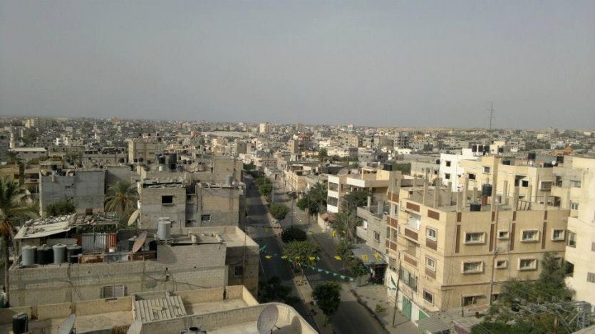 وفاة طفلة وإصابة اثنتين من عائلتها بانهيار جدار