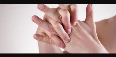 قضم الأظافر.. فرقعة الأصابع.. برم الشعر.. علماء النفس يفسرون سرَّ هذه التصرفات “المزعجة