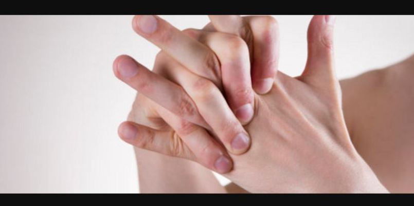 قضم الأظافر.. فرقعة الأصابع.. برم الشعر.. علماء النفس يفسرون سرَّ هذه التصرفات “المزعجة