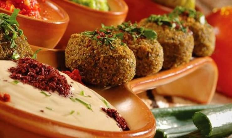 طبيب يكشف علاقة الفلافل بأمراض السرطان