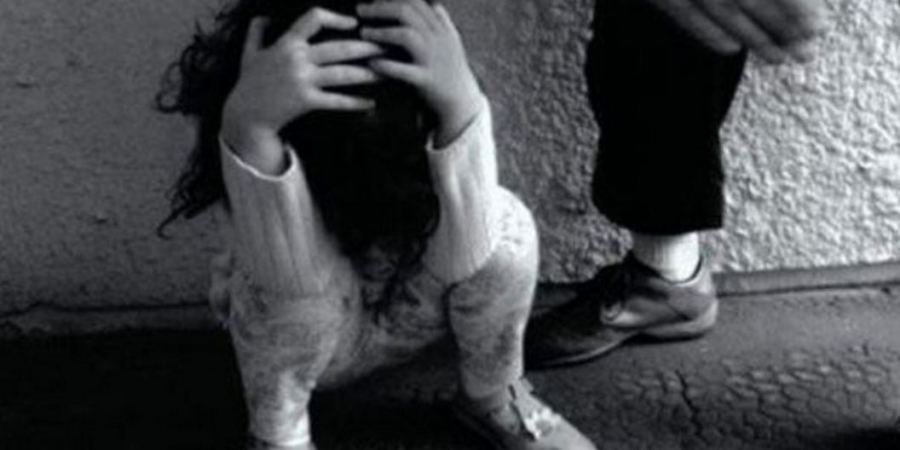 رفضت الزواج فقيّدها والدها بالسلاسل وطعنها… ولن تتوقعوا كيف كُشف أمره بعد 5 سنوات