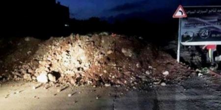 الاحتلال يشدد حصاره ويعيد إغلاق مدخل كوبر الرئيسي بالسواتر الترابية