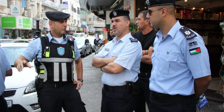 الشرطة تمنع عامل من جنين إحراق نفسه احتجاجا على إزالة بسطته