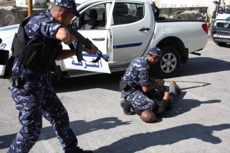 الشرطة: القبض على مشتبه به بجريمة قتل في جنين فار منذ سنوات