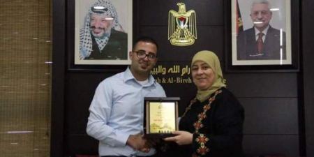 د.غنام تكرم الشاب المسيحي الذي صلى جنبا الى جنب مع المسلمين من اجل الأقصى