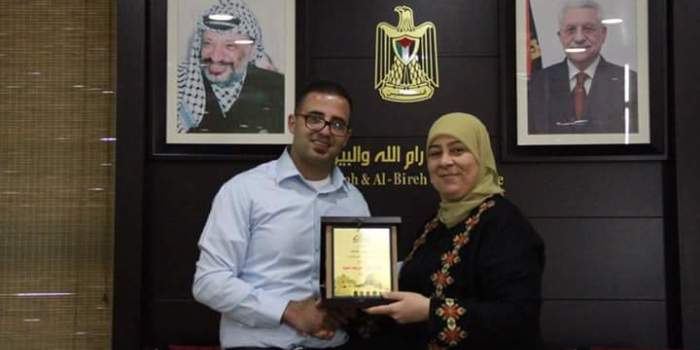 د.غنام تكرم الشاب المسيحي الذي صلى جنبا الى جنب مع المسلمين من اجل الأقصى