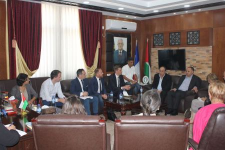 المحافظ رمضان يستقبل وفدا فرنسيا في أطار علاقة التعاون مع بلدية يعبد في دعم قطاعي الصحة والشباب