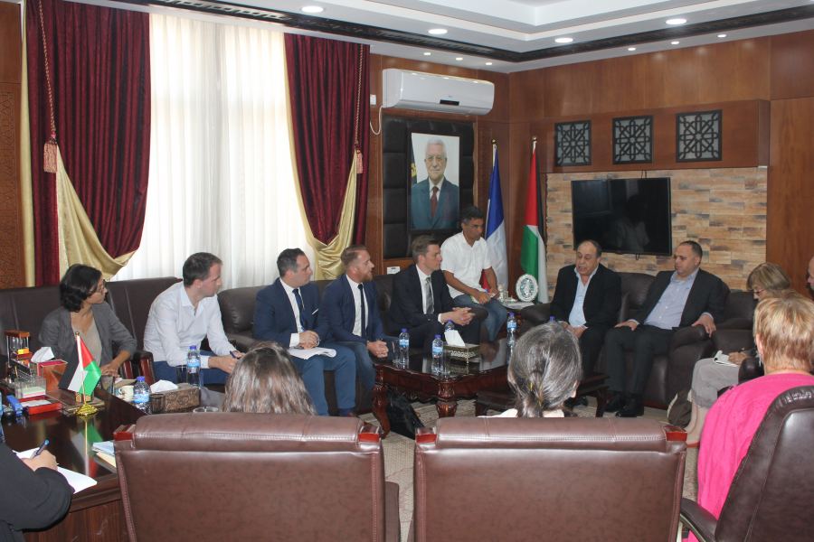 المحافظ رمضان يستقبل وفدا فرنسيا في أطار علاقة التعاون مع بلدية يعبد في دعم قطاعي الصحة والشباب