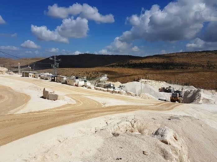وفاة مواطن وإصابة خطيرة بانفجار داخل كسارة غرب طولكرم