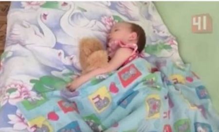نامت طفلتها لعام كامل ولم تستطع ايقاظها ، والسبب