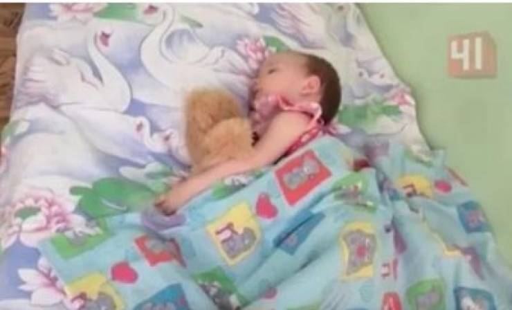 نامت طفلتها لعام كامل ولم تستطع ايقاظها ، والسبب