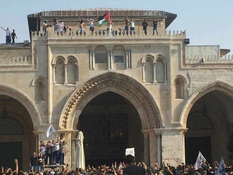 رفع العلم الفلسطيني فوق الاقصى