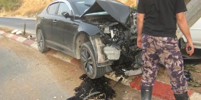 إصابة مواطن في حادث اصطدام مركبة بعمود كهرباء بجنين