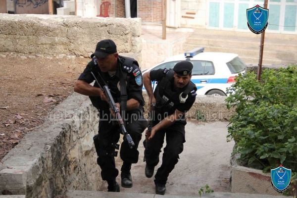 الشرطة تلقي القبض على شخصين بتهمة التنقيب عن الآثار في محافظة جنين