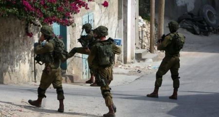 الاحتلال يعتقل أكثر من 20 مواطنا في الضفة والقدس