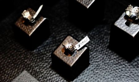 "سيدة الارض" تلخص فلسطين في خاتم من الفضة من تصميم "رمزي جويلري"