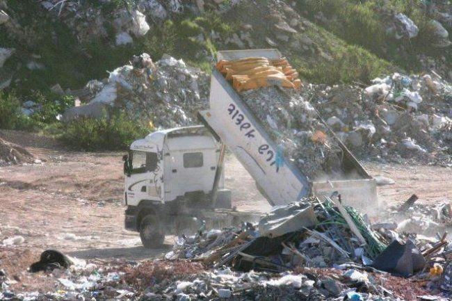 عقد في محافظة جنين ، اليوم ، اجتماعا لبحث تعزيز إجراءات السلامة العامة في مكب زهرة الفنجان