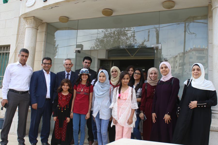 الديك يودع وفد الأطفال المتوجه الى عُمان