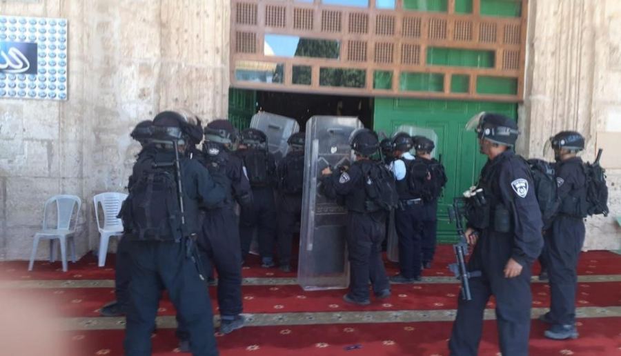 ابعاد 19 شابا عن المسجد الاقصى