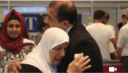 بعد 17 عاما من الفراق.. المبعد كنعان يلتقي بوالدته