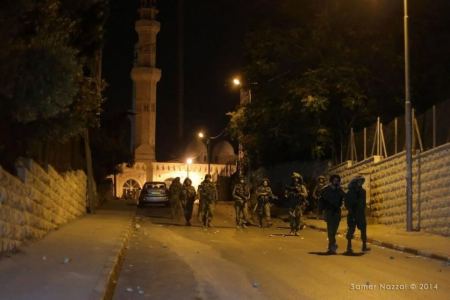 قوات الاحتلال تعتقل 14 مواطنا بينهم سيدة