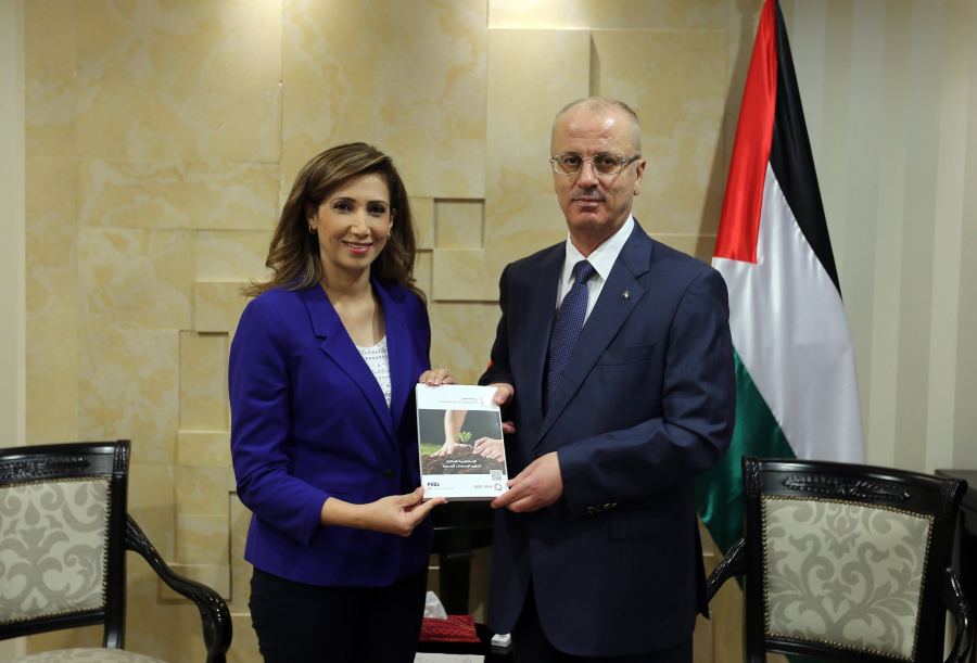  الحمد الله يتسلم التقرير السنوي للإحصاء والإستراتيجية الوطنية لتطوير الإحصاءات الرسمية