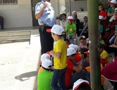 الشرطة تنظم محاضرة توعية في مخيم صيفي مقام مدرسة بنات عانين الاساسية في جنين