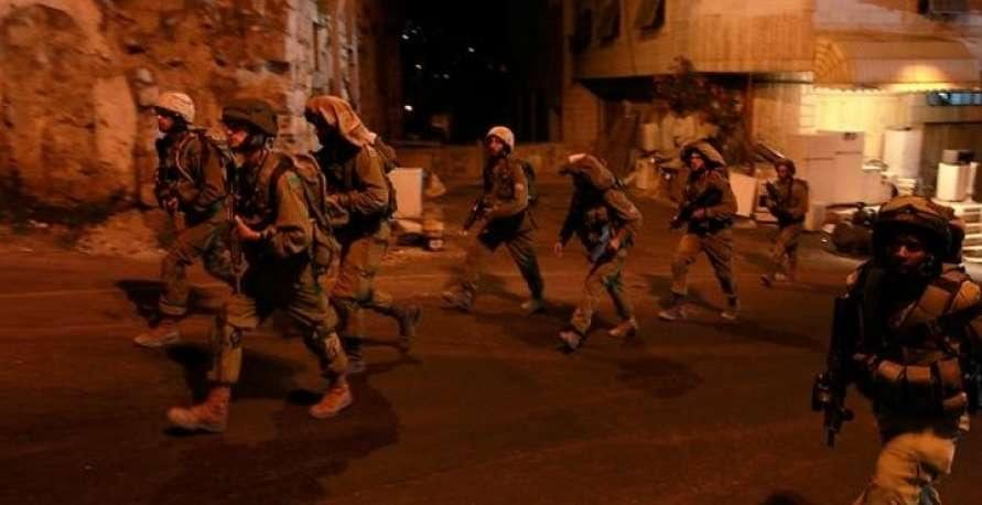 اعتقال مواطنة وسرقة أموال في الخليل 