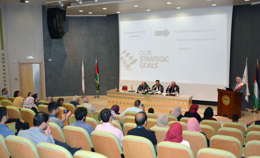 مناقشة رسالة ماجستير حول الأهداف الاستراتيجية لتقليل البطالة في فلسطين في الجامعة العربية الامريكية برام الله