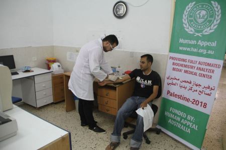 هيئة الأعمال الخيرية تقدم جهازا مخبريا متطورا لصالح مركز بديا الطبي