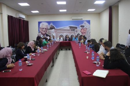 محافظ جنين يطلع وفدا من مخيم العمل التطوعي الدولي في جامعة بيرزيت على اوضاع المحافظة و الموقف السياسي الراهن