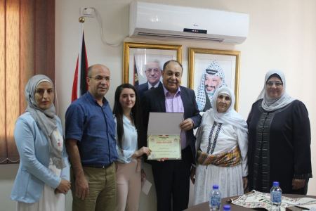 محافظ جنين يكرم الطلبة جوى نزال الفائزة بالمركز الأول في مسابقة أنتل الدولية في الولايات المتحدة الأمريكية