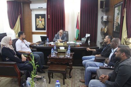  محافظ جنين يبحث التعاون المشترك لتفعيل شبكة حماية الأسرة في مخيم جنين