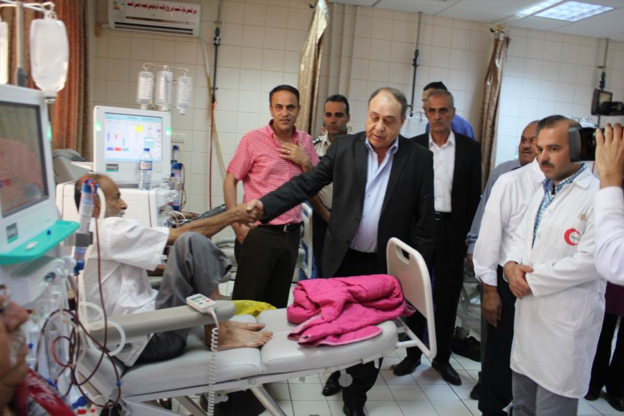  محافظ جنين يسلم جهاز غسيل كلى تبرع بها رجل الأعمال نعيم نصر لصالح مستشفى الشهيد خليل سليمان الحكومي
