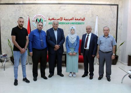  رئيس الجامعة العربية الامريكية يقدم منحة كاملة للطالبة الحاصلة على المرتبة الأولى على مستوى فلسطين