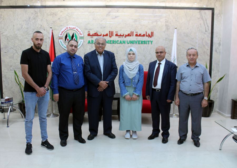  رئيس الجامعة العربية الامريكية يقدم منحة كاملة للطالبة الحاصلة على المرتبة الأولى على مستوى فلسطين
