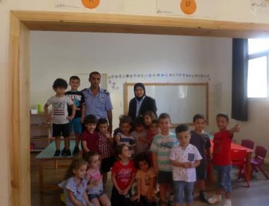 الشرطة تنظم زيارة الى مخيم صيفي في جنين