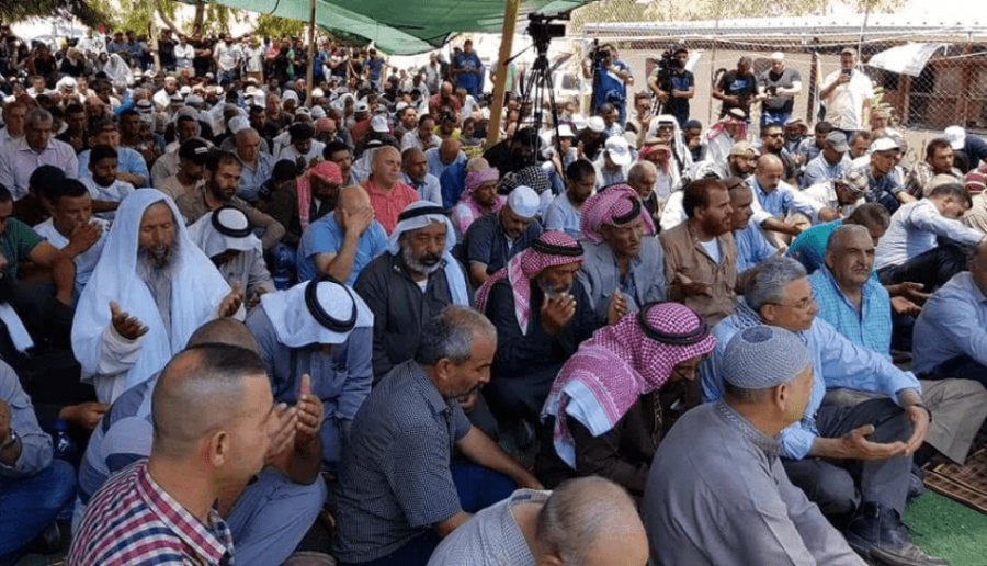 مواطنون يؤدون صلاة الجمعة على أراضي الخان الاحمر
