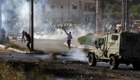 إصاباتان بالرصاص الحي بمواجهات في بيت أمر