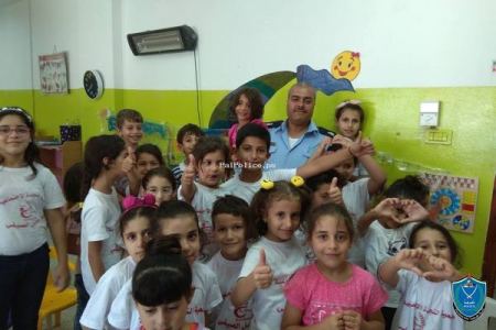 الشرطة تنظم محاضرة توعية في مخيم صيفي في جمعية النجدة في جنين