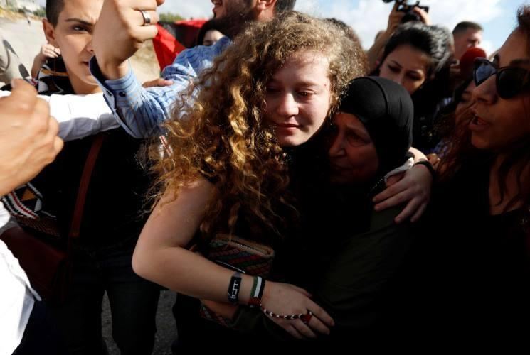 الخطيب في اتصال من غزة يهنئ والد عهد التميمي والأسرة بالحرية