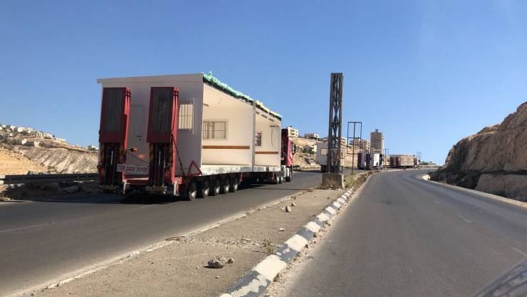 الاحتلال يواصل وضع 'كرفانات' شرق العيزرية