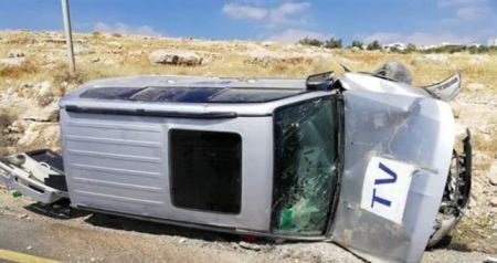 اصابة 3 صحفيين من الجزيرة بحادث سير