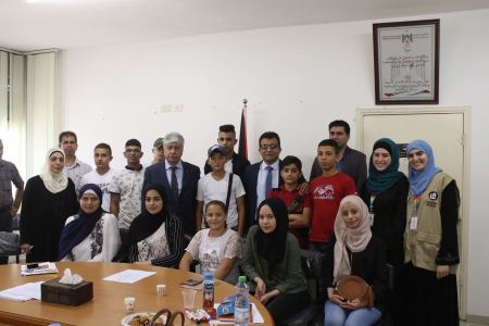 الوزير د. مجدلاني يودع وفد الأطفال المتوجه الى عُمان