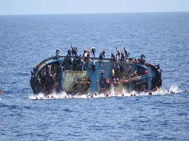 غرق قارب يحمل 250 شخصا قبالة ليبيا بينهم فلسطينيين
