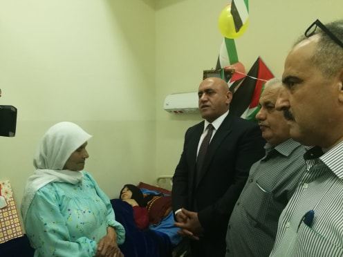  محافظ جنين يهنأ عائلة الأسير خنفر بقدوم التوأم هند ومحمد عبر نطفة مهربة